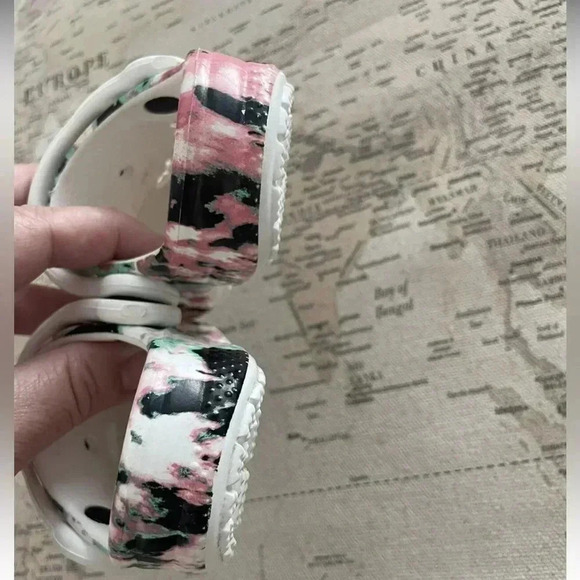 Crocs Classic Tie Dye Mania Clog
Size 4 - Picture 7 of 9